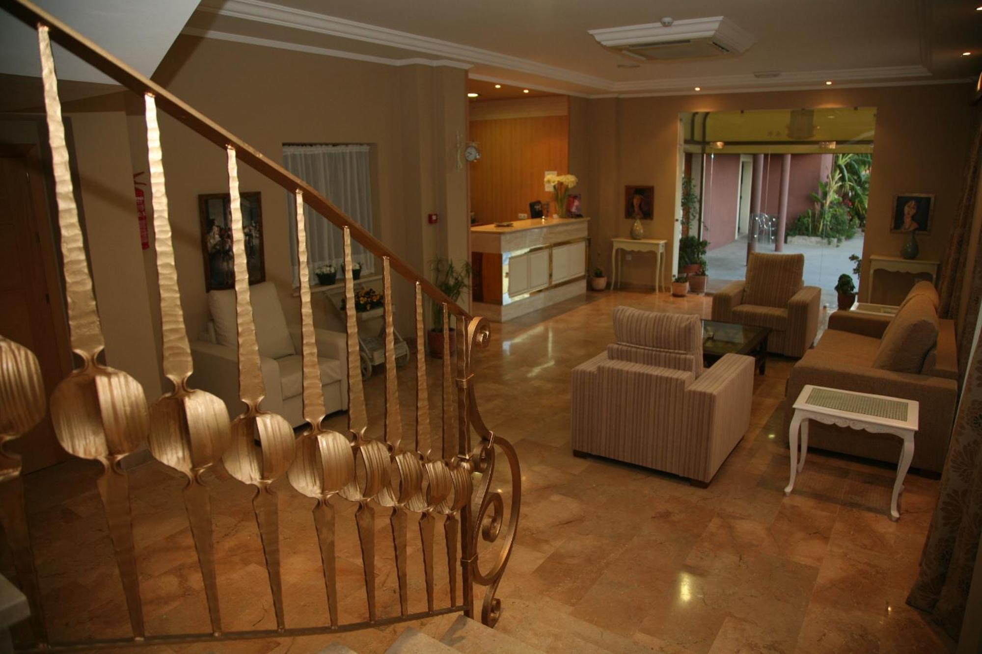 Hotel Torre Del Oro La Rinconada Extérieur photo